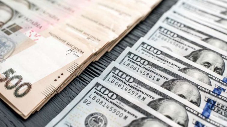 Национальная валюта начала неделю с укрепления к доллару