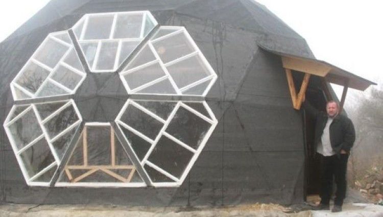 «Вообще не платит за коммуналку»: Украинец построил энергоэффективный дом