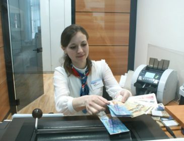 Что происходит? Украинцы не могут обменять доллары в банках