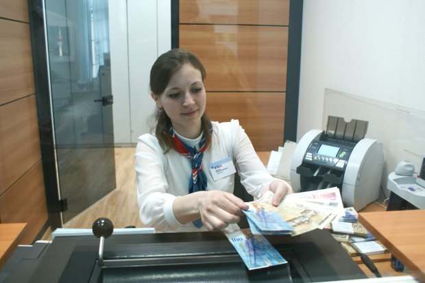 Что происходит? Украинцы не могут обменять доллары в банках