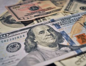 Доллар отступает: НБУ опубликовали актуальной курс валют