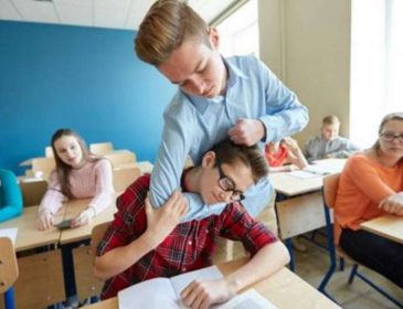 Украинцев впервые накажут за буллинг в школах: суд вынес решение