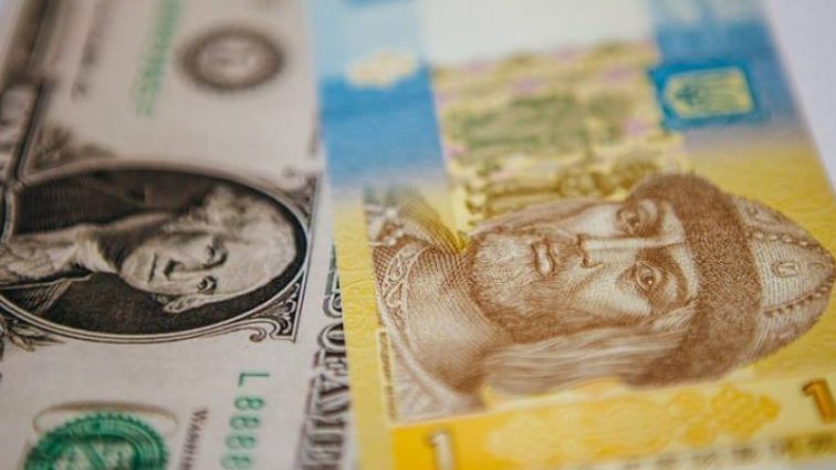 Сколько стоит сегодня: доллар в Украине подешевел